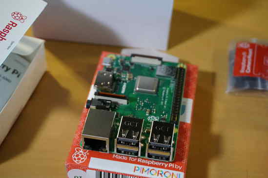 Raspberry Pi 3 B+本体です。zero wとは違い、GPIOのピンヘッダのはんだ付けの必要はありませんｗ