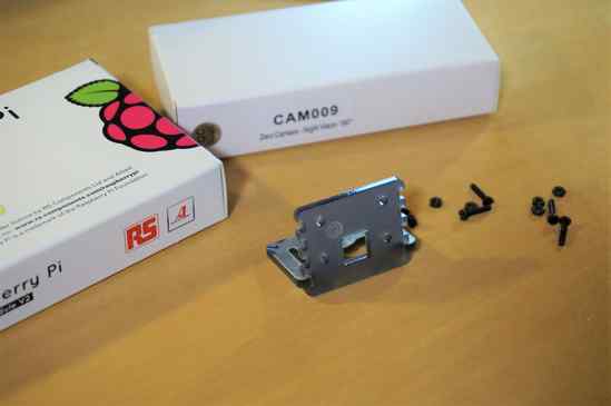 Raspberry Piのカメラマウントは、以前買った物と形状・質感共に同じでした。