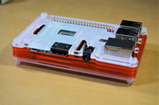 Raspberry Pi 3 B+とCoupé Redのケース、電源ポート、HDMI端子、イヤホンジャック部分。