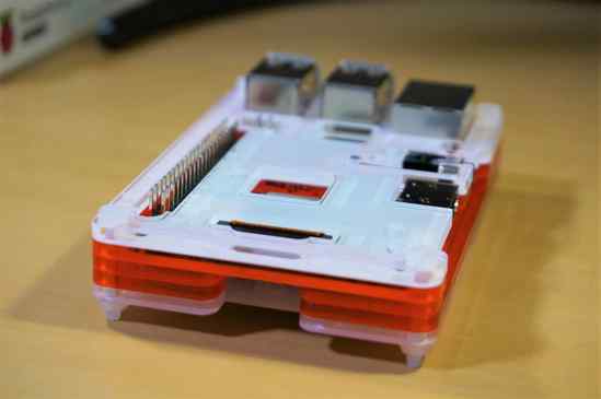 Raspberry Pi 3 B+とCoupé Redのケース前面。
MicroSDカードを挿入する部分があります。