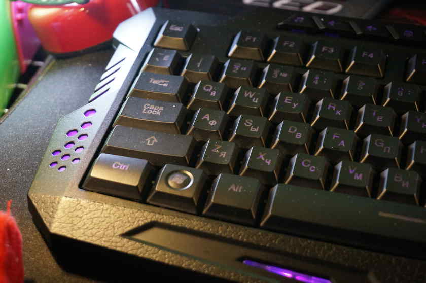 ゲーミングキーボードらしく、キーボード側面も光ります。