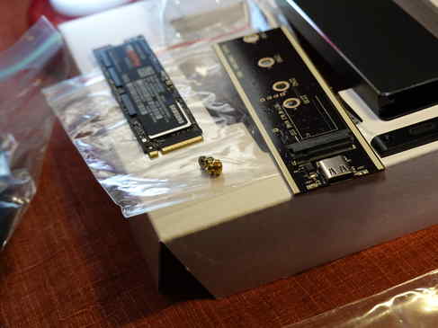 ケースの中身、M.2のSSDを取り付ける基盤からねじを外し、SAMSUNGの970EVOのSSDを並べて取り付ける準備完了！
あ、今回もメモ程度の適当なブログなのであしからずｗ