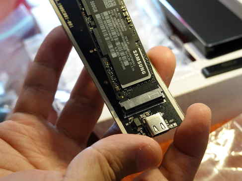SAMSUNGの970EVOというSSDを取り付ける。慎重かつ大胆に多少力を入れてコネクタ部分が見えなくなるまで差し込みます。