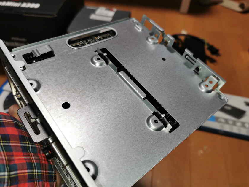 裏面には2.5インチのSATA接続のSSDもしくはHDDが2基取り付けられます。
この鉄板を外すと、表面とは別に、2基めのM.2のSSDが取り付けられます。