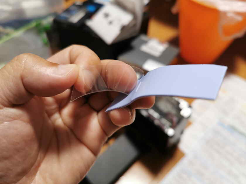 付属の青いシリコンパッドの保護フィルムをはがします。粘着力は弱いので、何度でも張り直し出来ます。