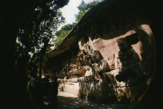 2009年の中国旅行、重慶の石窟にてLomographyのfisheye2で撮影