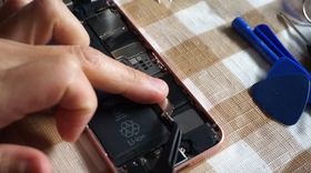 10_iPhone SEの電源とスピーカーコネクターを覆うカバーを取り付け