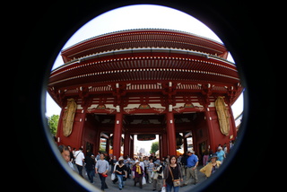 Lomo fisheye2、魚眼レンズで撮影した浅草寺の風景