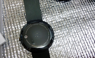 Android Wear Moto 360 Smart Watchの裏側、心拍数計等あり