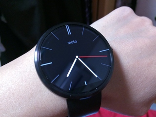 Android Wear Moto 360 Smart Watchを装着