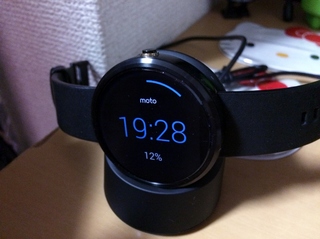 Android Wear Moto360 Smart Watchwを充電