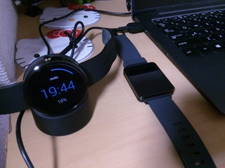 Android Wear Moto360 Smart Watchを無接触充電中