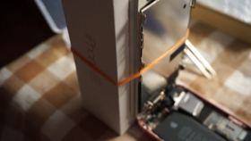 7.iPhone SEの液晶パネルを箱に固定する