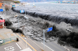 地震と津波で水があふれる様子