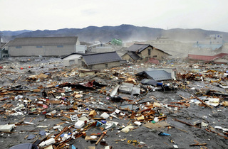 地震と津波で壊された街