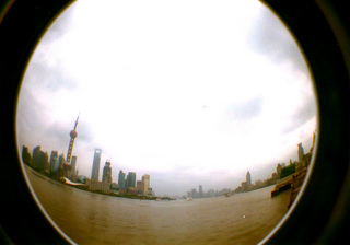 2008年の中国旅行、上海にてLomographyのfisheye2で撮影